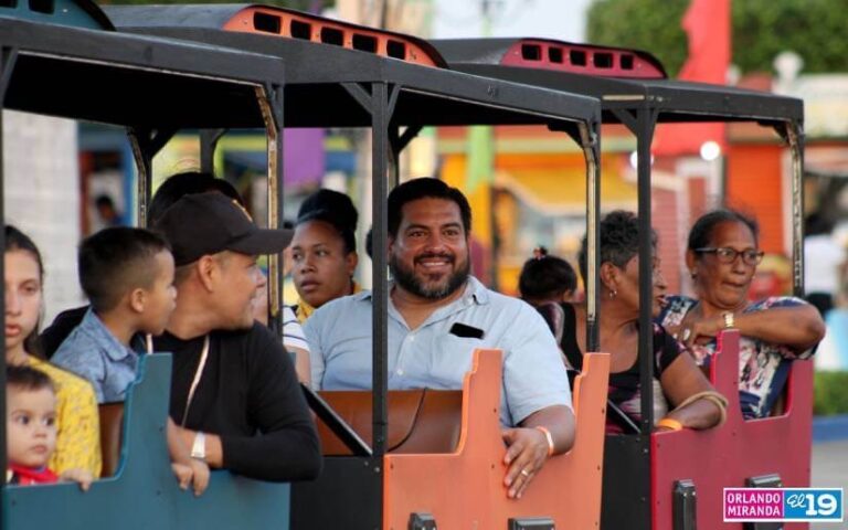 Familias disfrutan de diversas actividades en el Puerto Salvador Allende