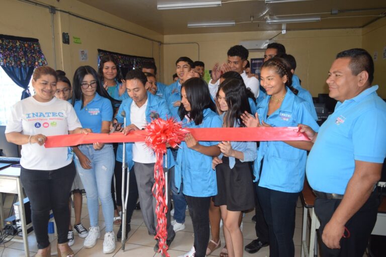 Inauguran laboratorios de computación Centro Tecnológico de Chinandega