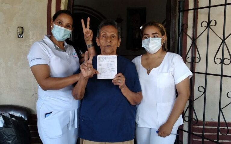 Vacunan contra la covid19 a familias del barrio Sócrates Sandino