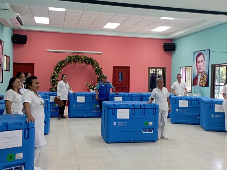 Entregan 14 equipos de refrigeración para vacunas a unidades de salud