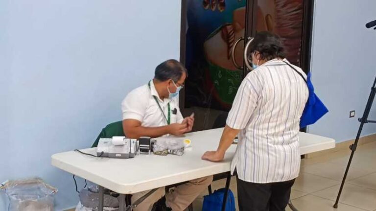 Trabajadores de la educación reciben su salario de abril