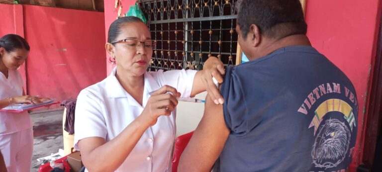 Familias del Memorial Sandino se vacunan contra la Covid 19