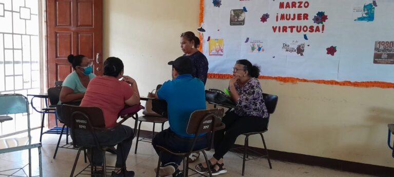 Docentes participan en encuentro mensual