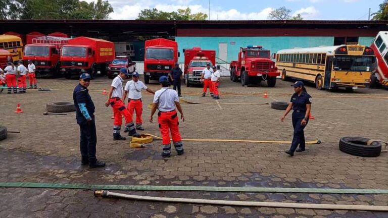 Bomberos de nuevo ingreso demuestras sus habilidades