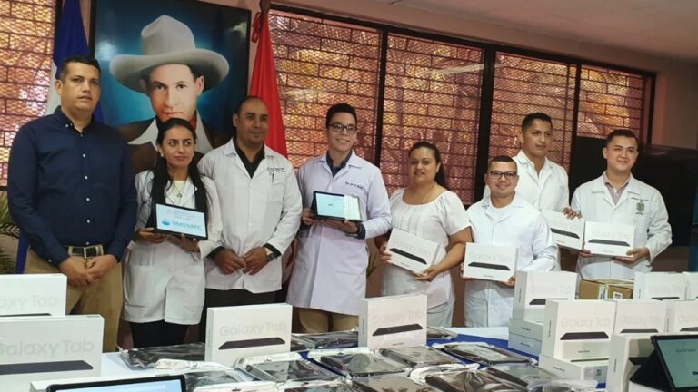 Entregan 1,040 tablets para actualización del sistema de información de salud