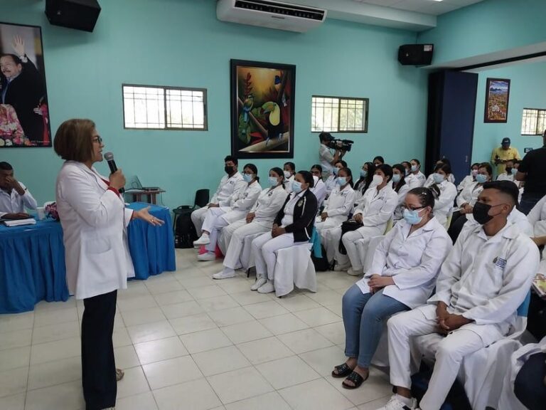Egresados de medicina realizarán su servicio social en diversas unidades de salud de Managua