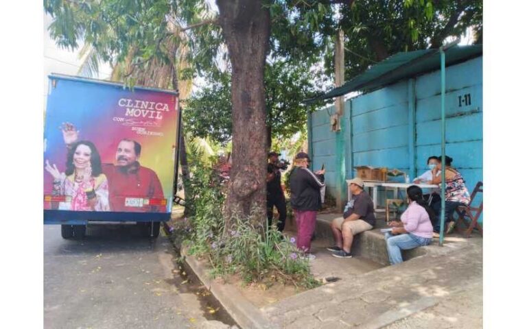 Clínica móvil se traslada al Reparto San Juan para brindar atención médica