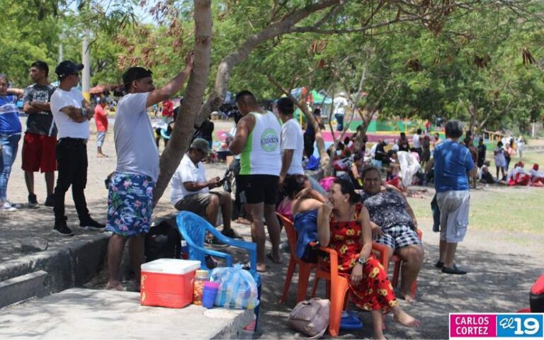 Turistas inician sus vacaciones visitando la Laguna Xiloá