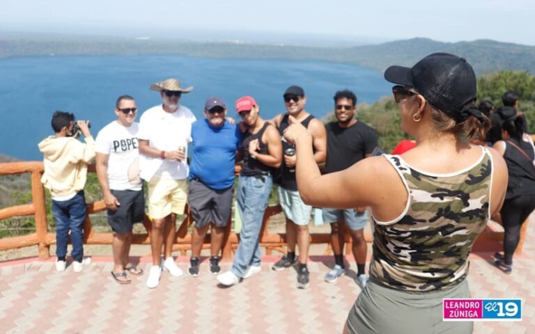 Familias visitan el Mirador de Catarina