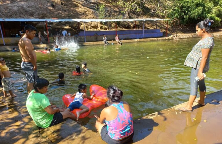 Familias visitan “Poza Titolandia”