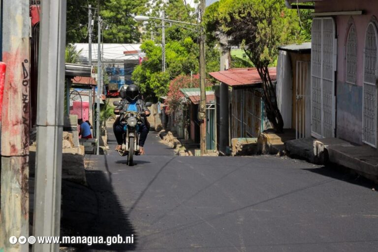 Familias del barrio Hugo Chávez inauguran 3 cuadras asfaltadas