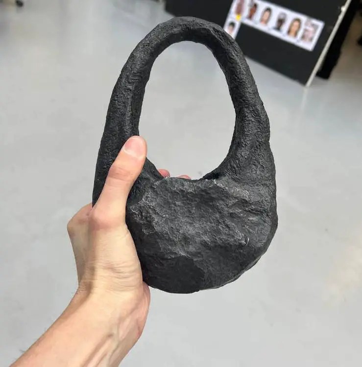 Diseñan cartera con material de un meteorito
