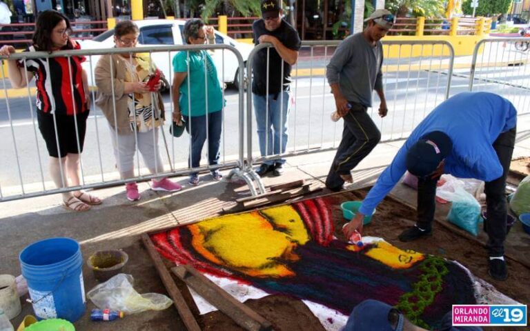 Familias recorren las Alfombras Pasionarias en el Puerto Salvador Allende