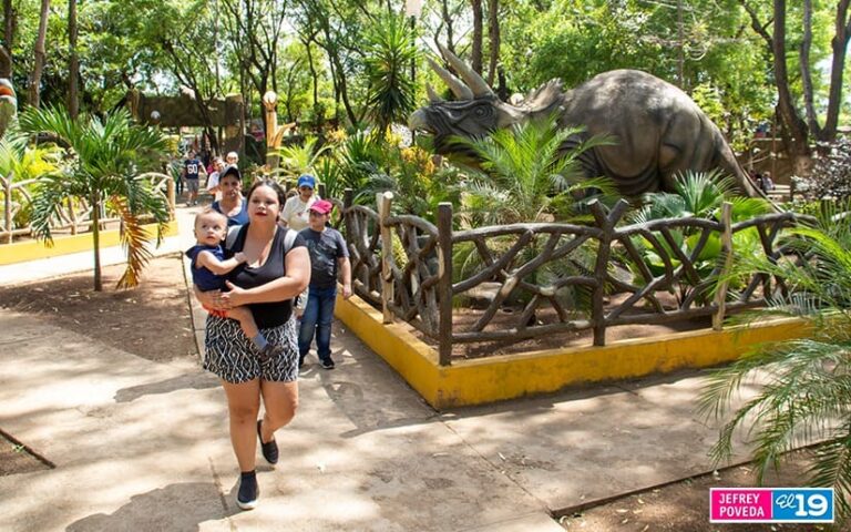 Familias visitan el Parque Saurio en esta semana santa