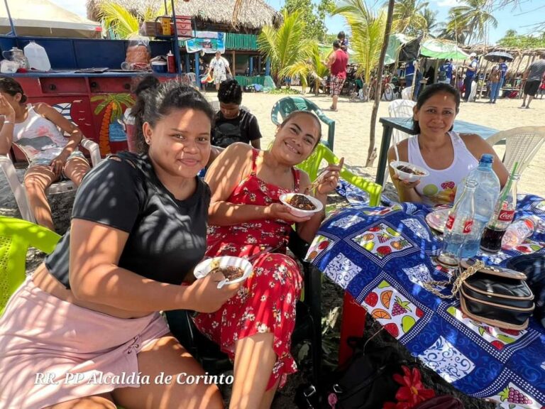 Turistas visitan la Playa Paso Caballos en semana santa