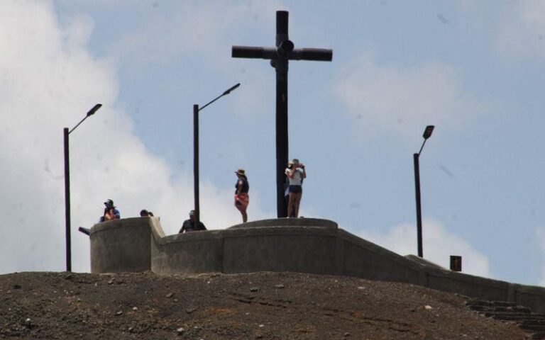 Turistas visitan el imponente Volcán Masaya