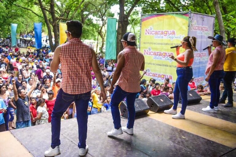 Familias realizan Cierre de Verano en compañía del Grupo Musical Función 4