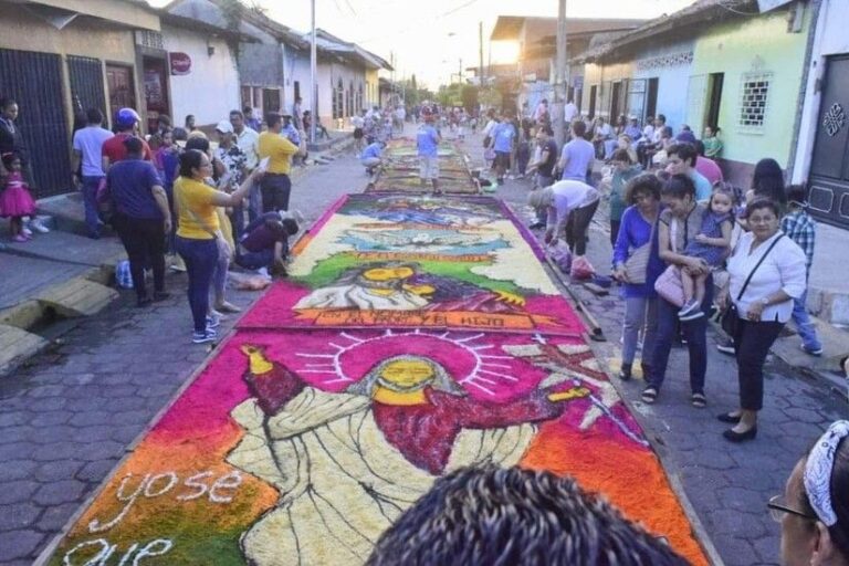 Turistas admiran la tradicional Alfombras Pasionarias en Subtiaba, León