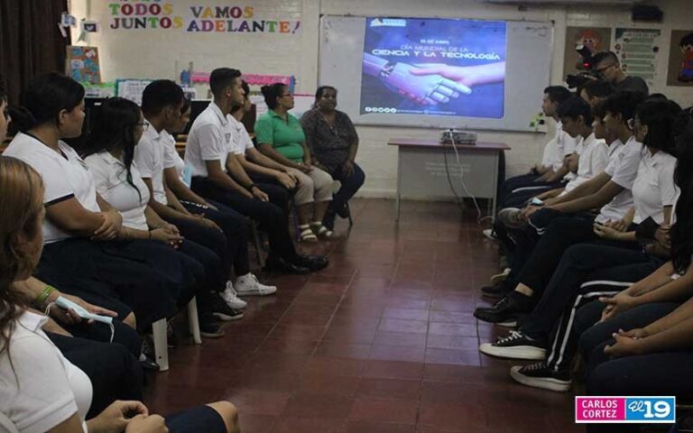 Estudiantes conocen sobre alimentos transgénicos y efectos nocivos