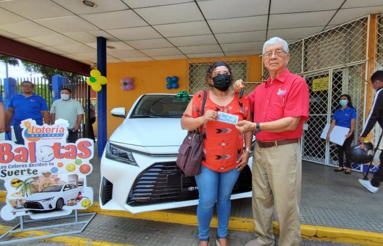 Lotería entrega un carro del año a la ama de casa Rosa Reyes