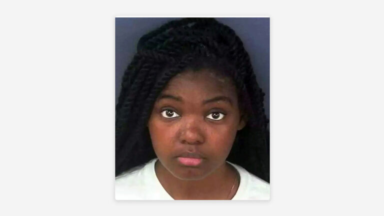 Detienen a docente por permitir peleas dentro de aula de clases