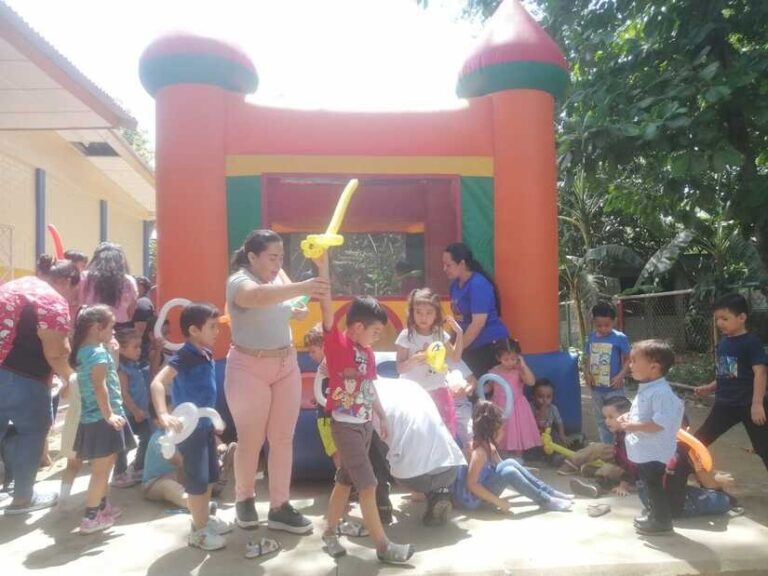 Más de 40 niños del CDI Mis Primeros Pasos participaron en un Festival Infantil