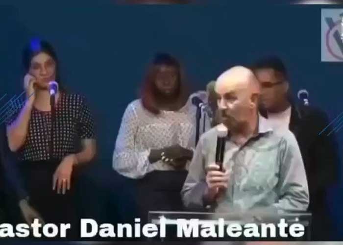 Pastor se hace viral por decir que quería orar pero que no miraba dinero en el altar