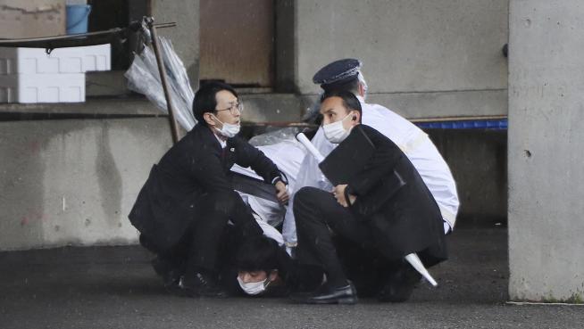 Lanzan bomba durante discurso de Primer ministro de Japón