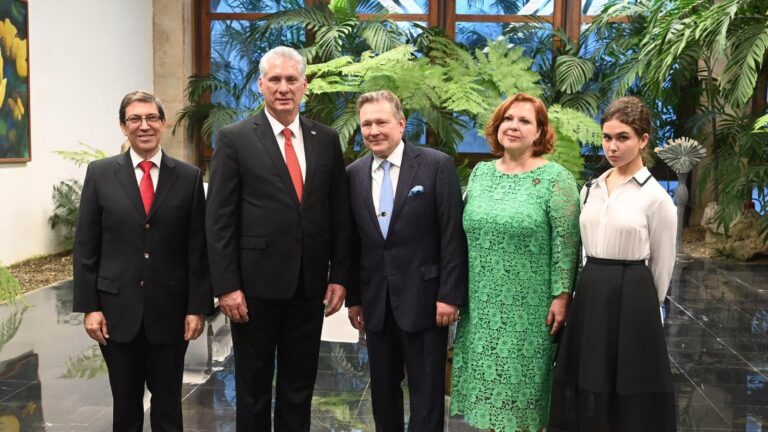 Presidente de Cuba recibe cartas credenciales de nuevo embajador de Rusia