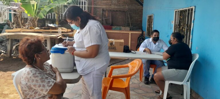 Acercan la atención en salud a familias del barrio Juan José Quezada
