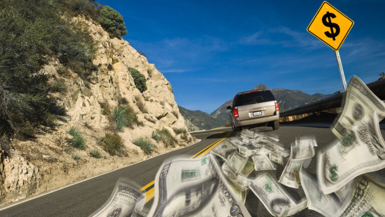 Lanza 200 mil dólares desde su auto para bendecir a otros