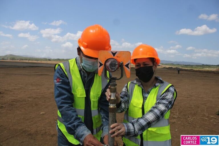 Estudiantes de Topografía realizan clase práctica en proyecto habitacional Bismarck Martínez