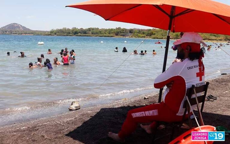 Turistas nacionales visitan a la Laguna de Xiloá