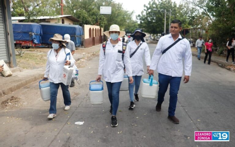 Desarrollan jornada de vacunación en el barrio 22 de Enero