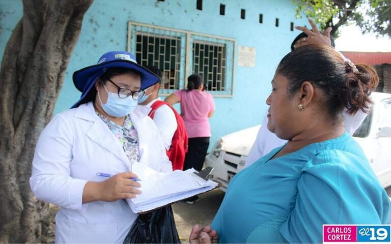 Familias del barrio Las Torres son vacunadas contra el Covid-19-