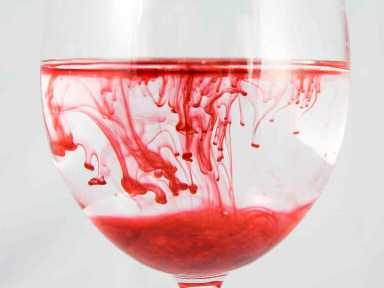 Despiden a mesera por preparar un cóctel con sangre