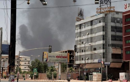 Evacúan a extranjeros por enfrentamientos en Sudán