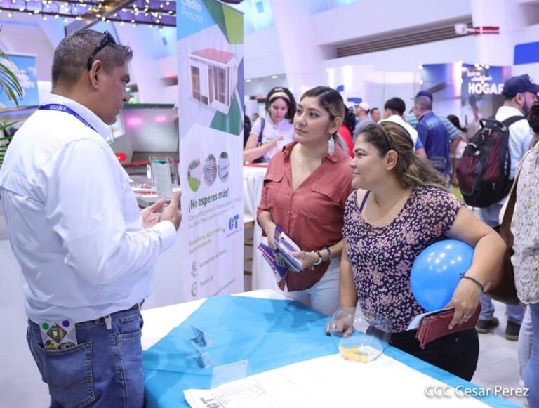 Familias visitan la Feria Nacional de la Vivienda