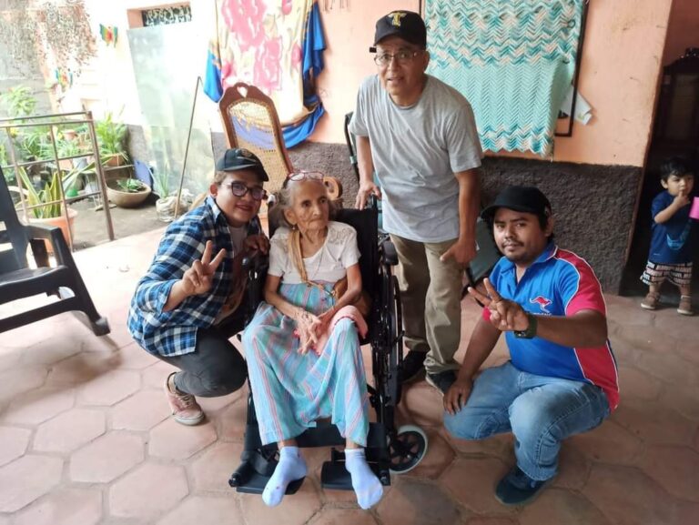 Entregan sillas de ruedas a adultos mayores de Chinandega