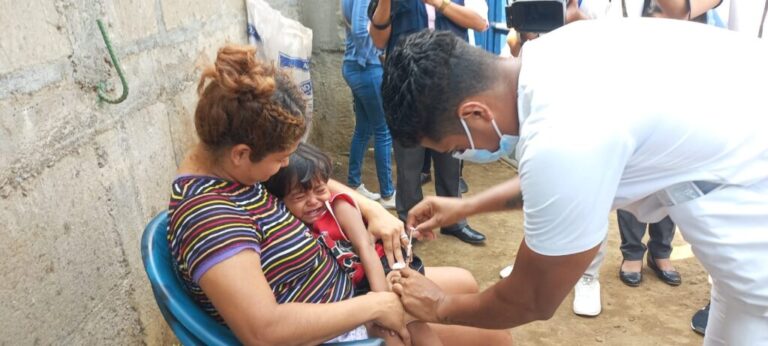 Realizan jornada de vacunación en el barrio Rubén Darío