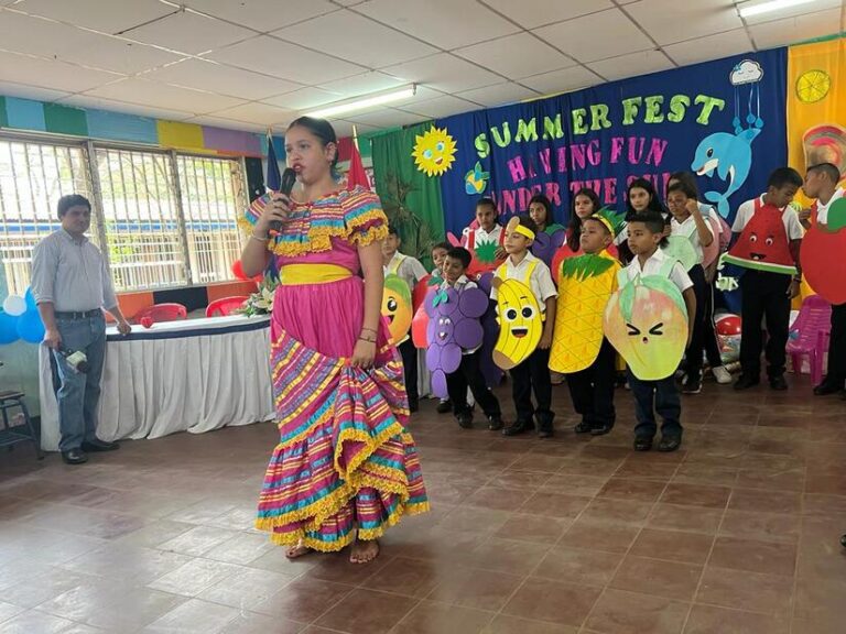 Estudiantes demuestran su aprendizaje en el idioma inglés durante un Summer Fest