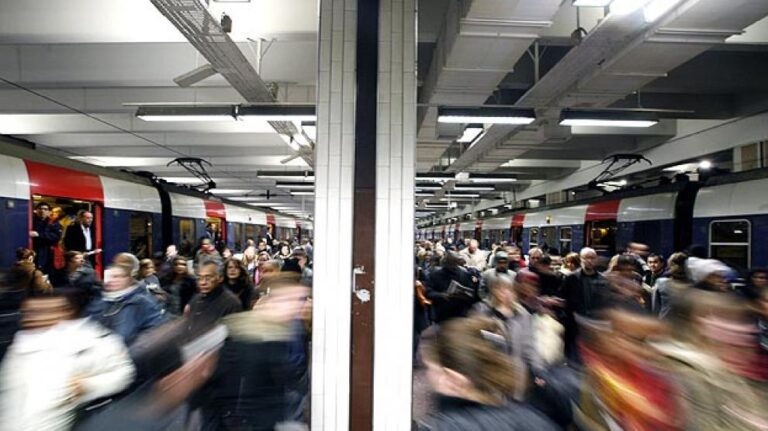 Mujer muere al quedar atrapada en las puertas de un vagón