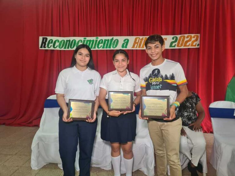 Entregan reconocimiento a destacados atletas estudiantiles