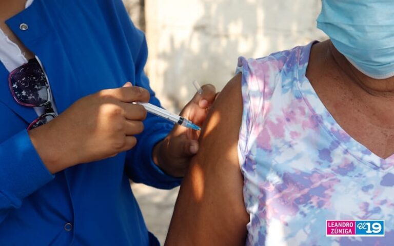 Familias del barrio Cristo del Rosario son vacunados