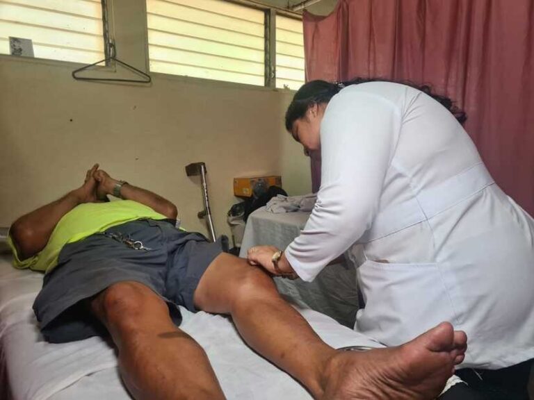 Pacientes reciben Terapia de Acupuntura en el Hospital Aldo Chavarría