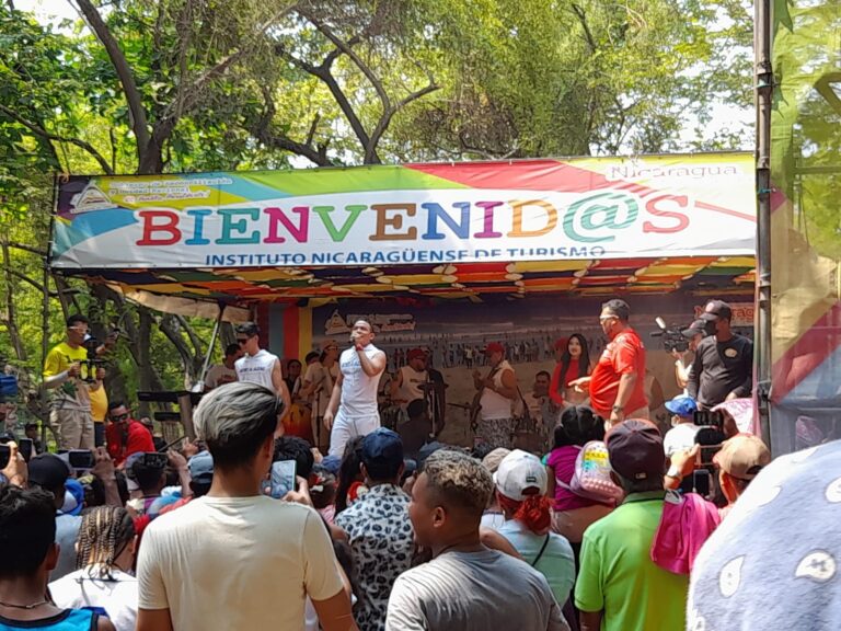 Familias disfrutan de Costa Azul en El Trapiche