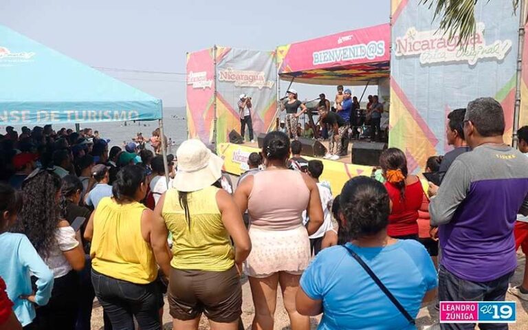 Granada continúa recibiendo turistas que disfrutan de los últimos días del verano