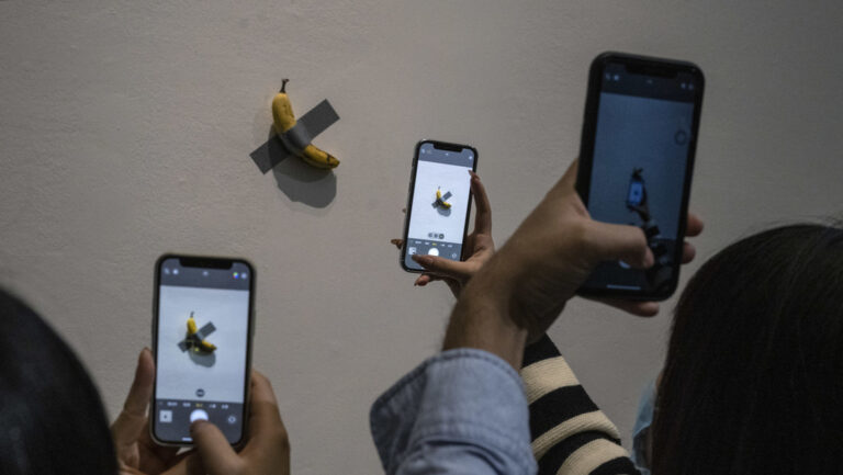 Estudiante se come una banana valorada en miles de dólares