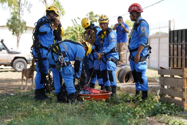 Bomberos realizan ejercicio demostrativo de rescate de personas con cuerda