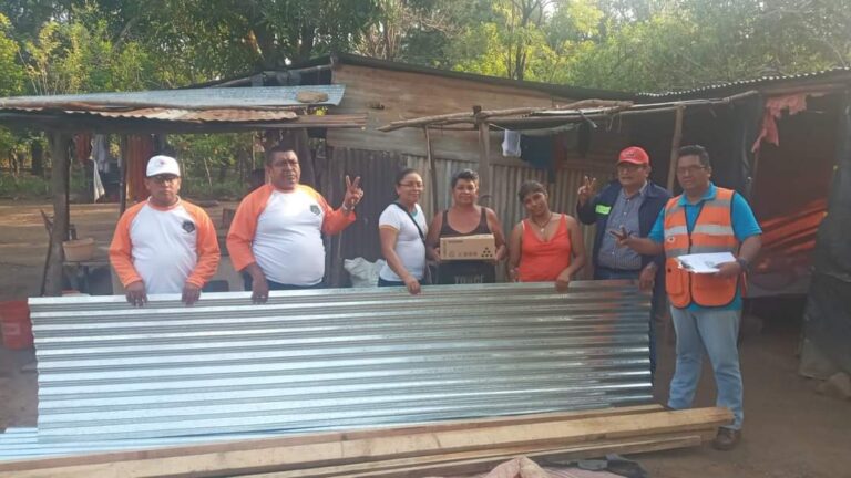 Alcaldía de Masaya entrega láminas de zinc a familias afectadas por vientos